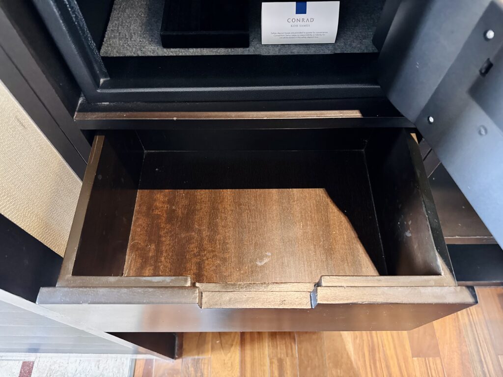 コンラッドコサムイ クローゼットの引き出し