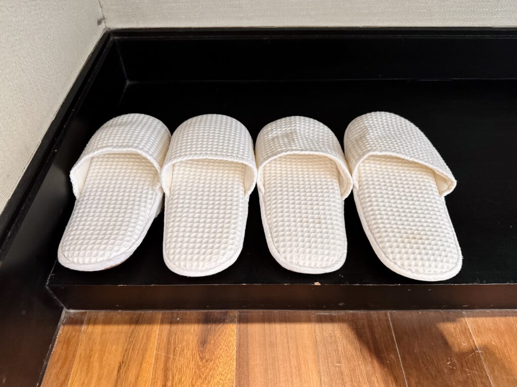 コンラッドコサムイ スリッパ