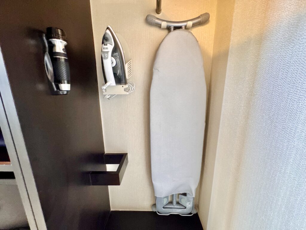 コンラッドコサムイ アイロンとアイロン台