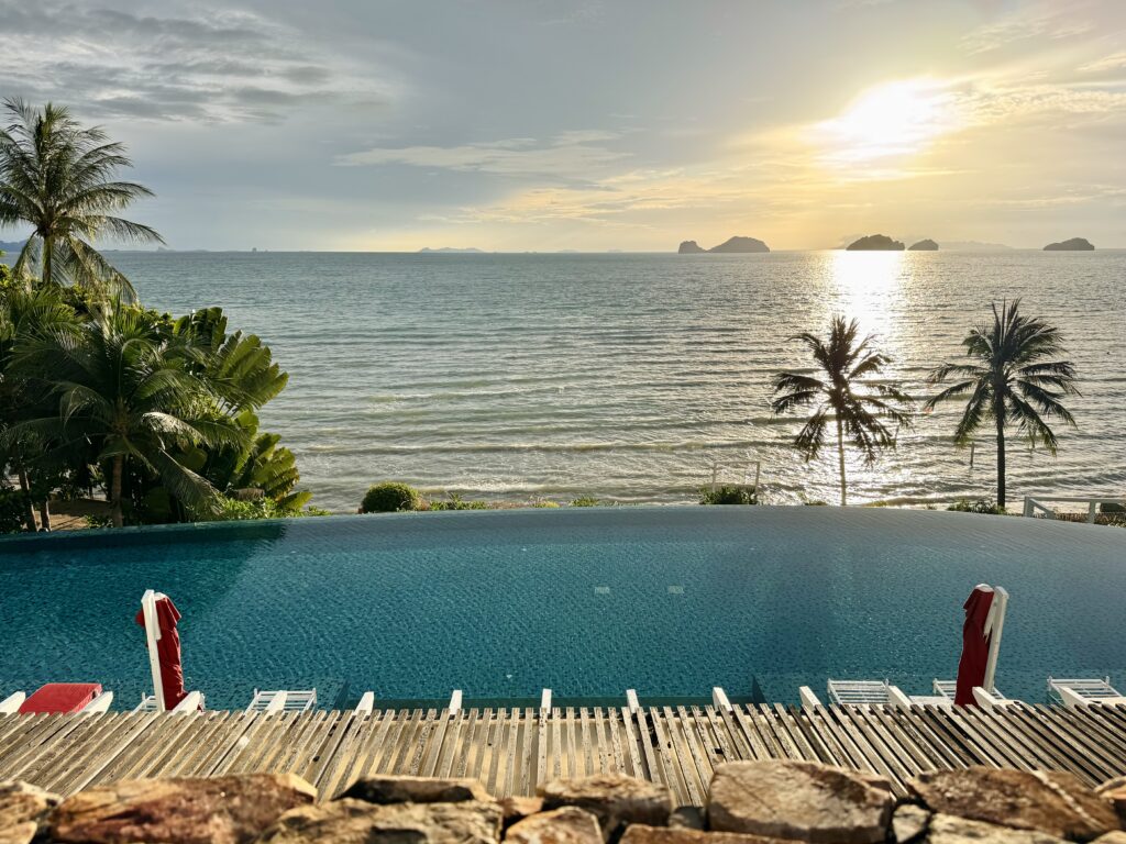 コンラッドコサムイ メインプールと夕日