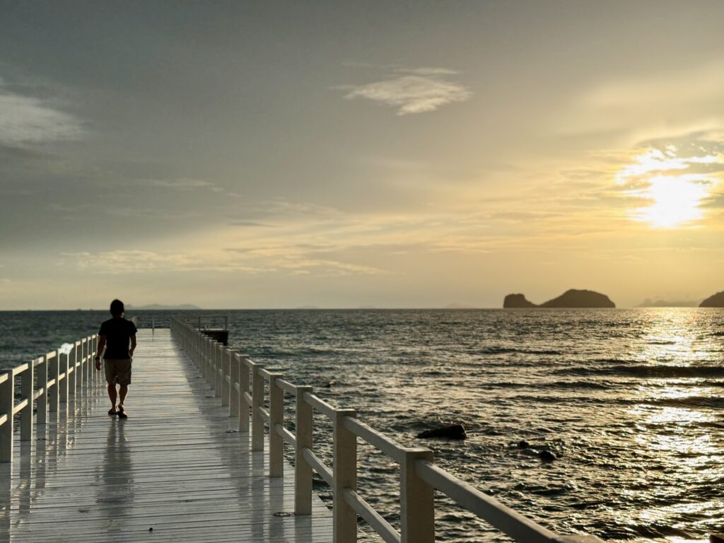 コンラッドコサムイ 夕方のお散歩で桟橋へ