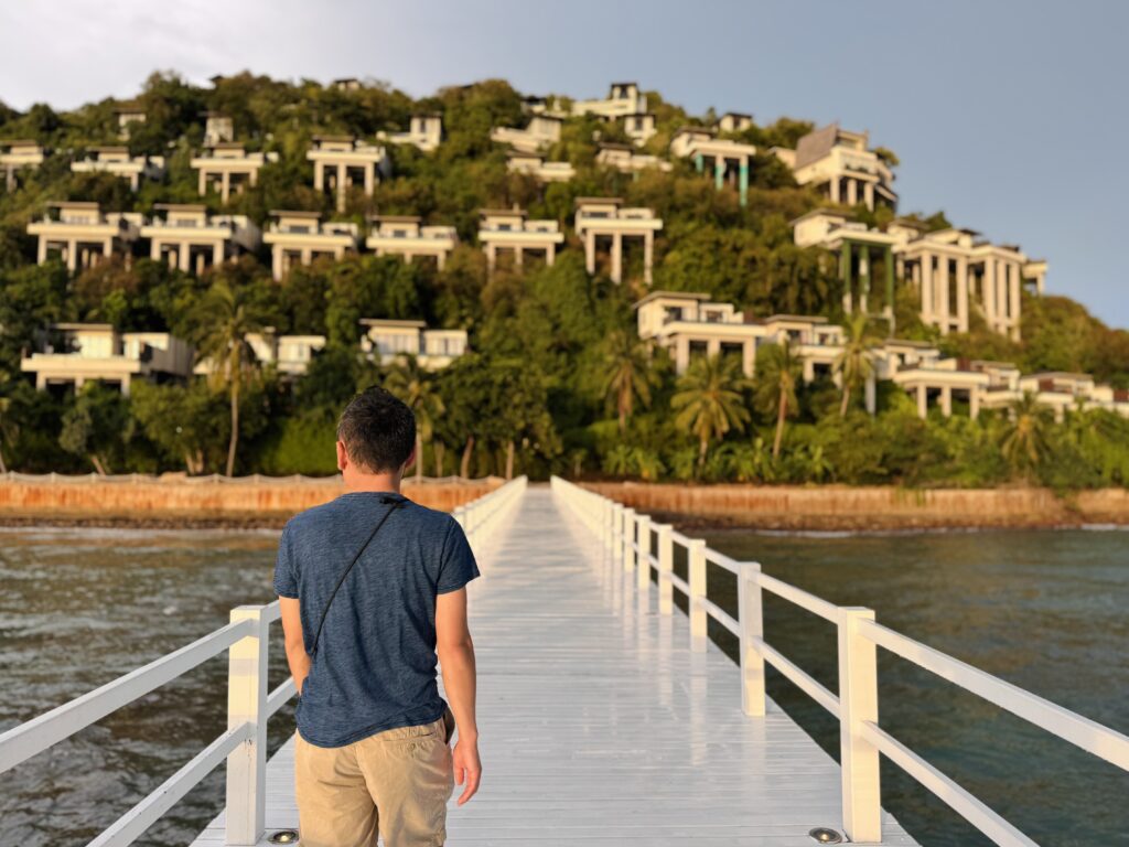 コンラッドコサムイ 夕日に染まる桟橋のリゾートの様子