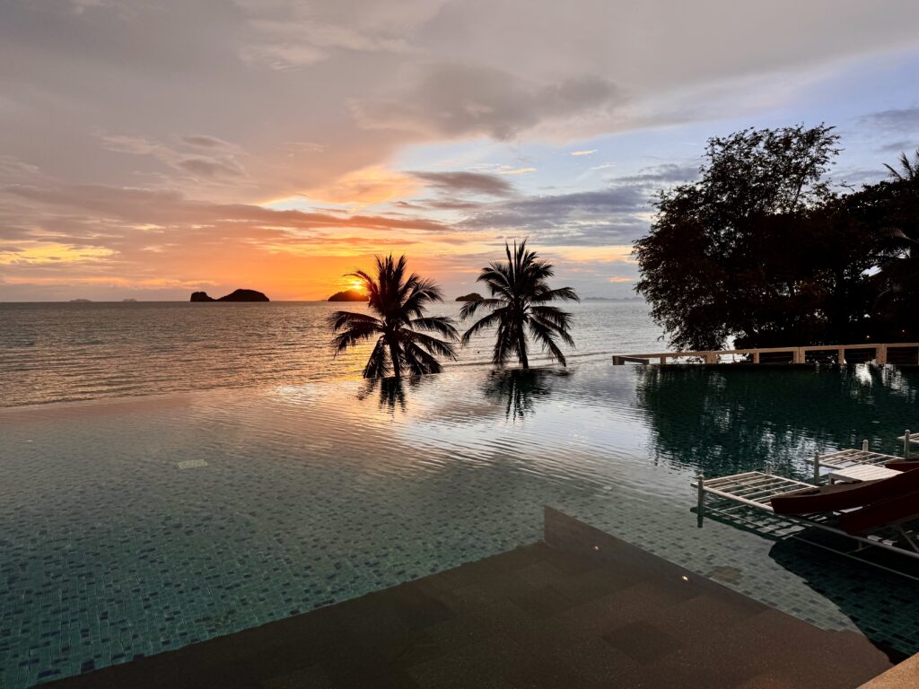 コンラッドコサムイ メインプールと夕日