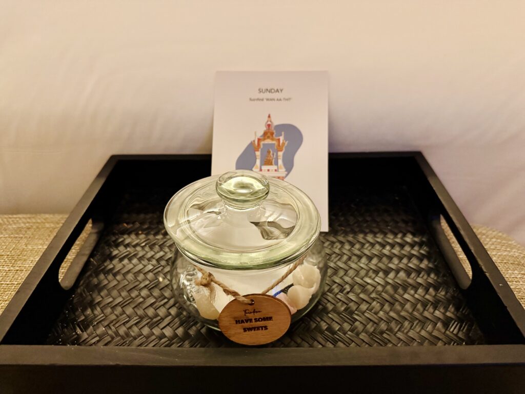 コンラッドコサムイ ターンダウンのお菓子