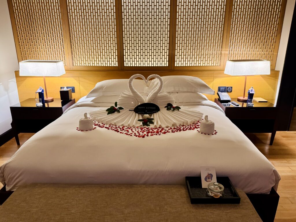 コンラッドコサムイ ターンダウンしたベッド