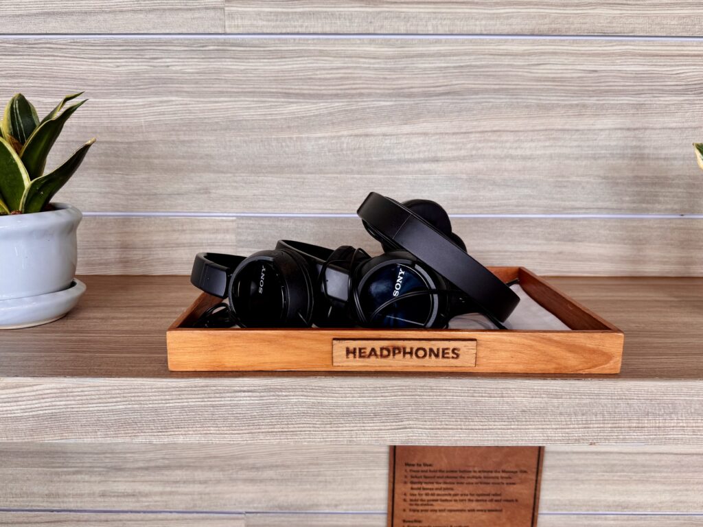 コンラッドコサムイ フィットネスにあるヘッドホン