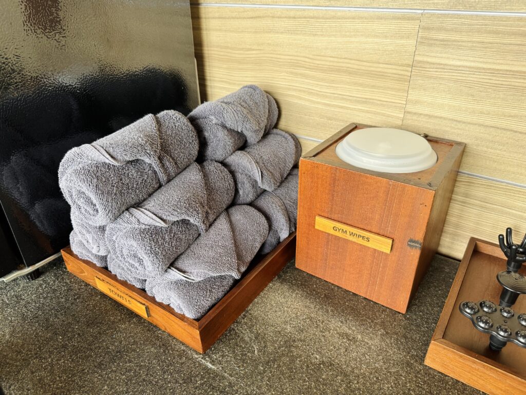 コンラッドコサムイ フィットネスにあるタオル