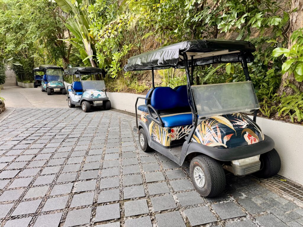 コンラッドコサムイ 施設内を移動するカート