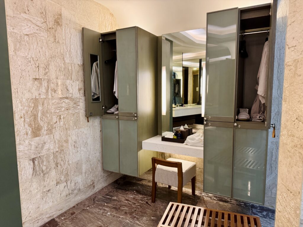 コンラッドコサムイ スパのロッカー