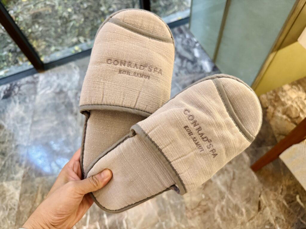 コンラッドコサムイ スパのスリッパ