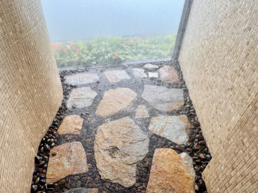 コンラッドコサムイ プライベートサウナ（ドライサウナ）のレインシャワーの水量