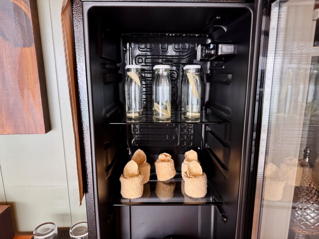 コンラッドコサムイ サウナ後のととのいスペースにあるドリンクとタオル