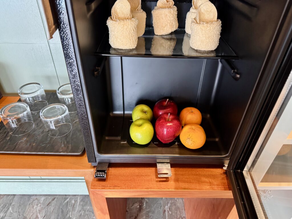 コンラッドコサムイ サウナ後のととのいスペースにあるフルーツ