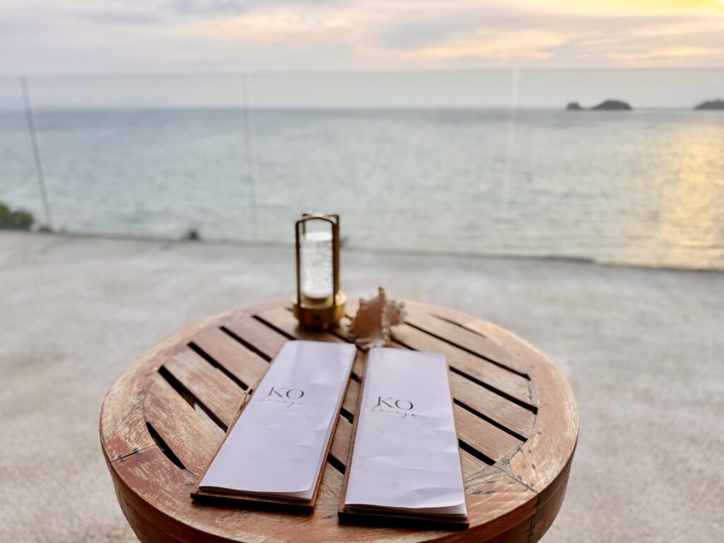 コンラッドコサムイ コラウンジのメニューと夕景