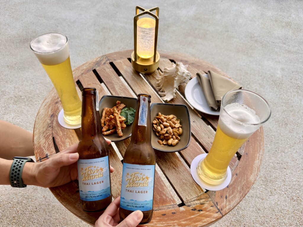 コンラッドコサムイ コラウンジでオリジナルラガービールと無料のスナック