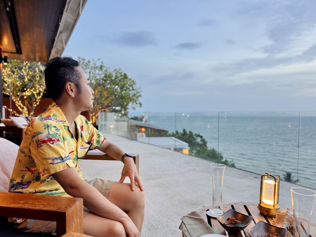 コンラッドコサムイ コラウンジで夕景を楽しむ