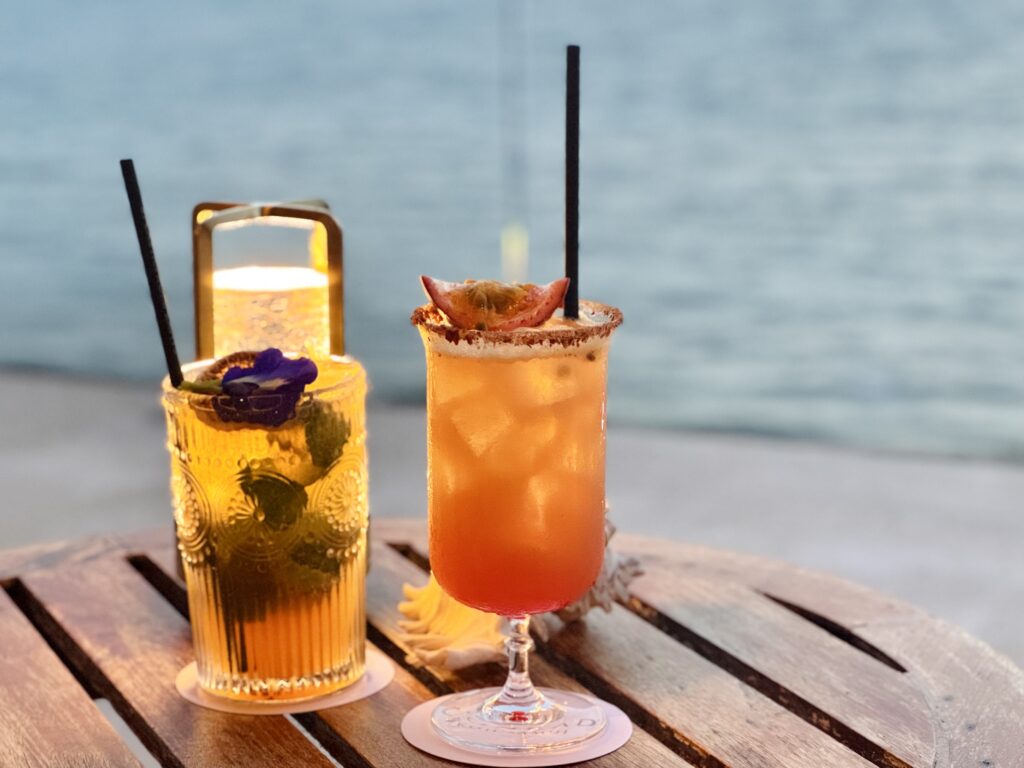 コンラッドコサムイ コラウンジでシグネチャーカクテル