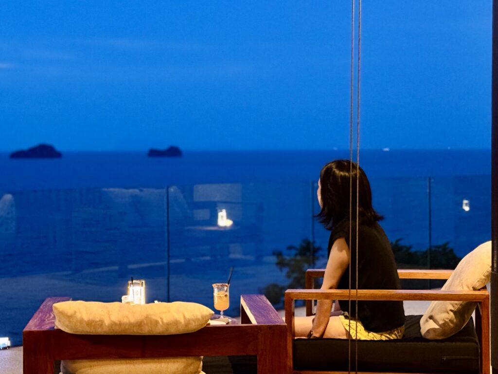 コンラッドコサムイ コラウンジでリラックスタイム