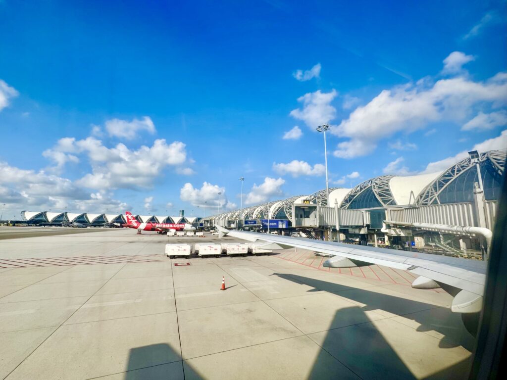 バンコクエアウェイズ機内から見たスワンナプーム国際空港