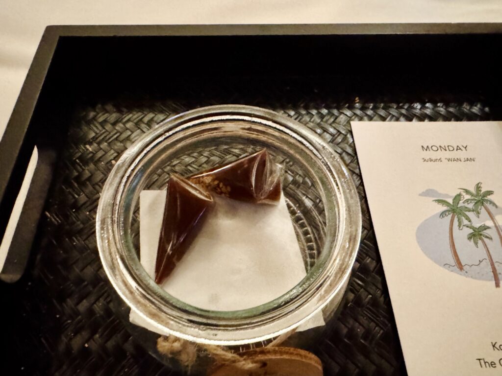 コンラッドコサムイ ターンダウンのフード