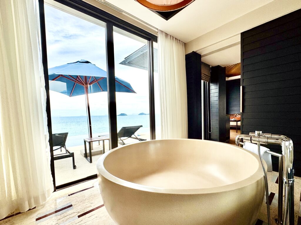 コンラッドコサムイ 浴槽からの眺め