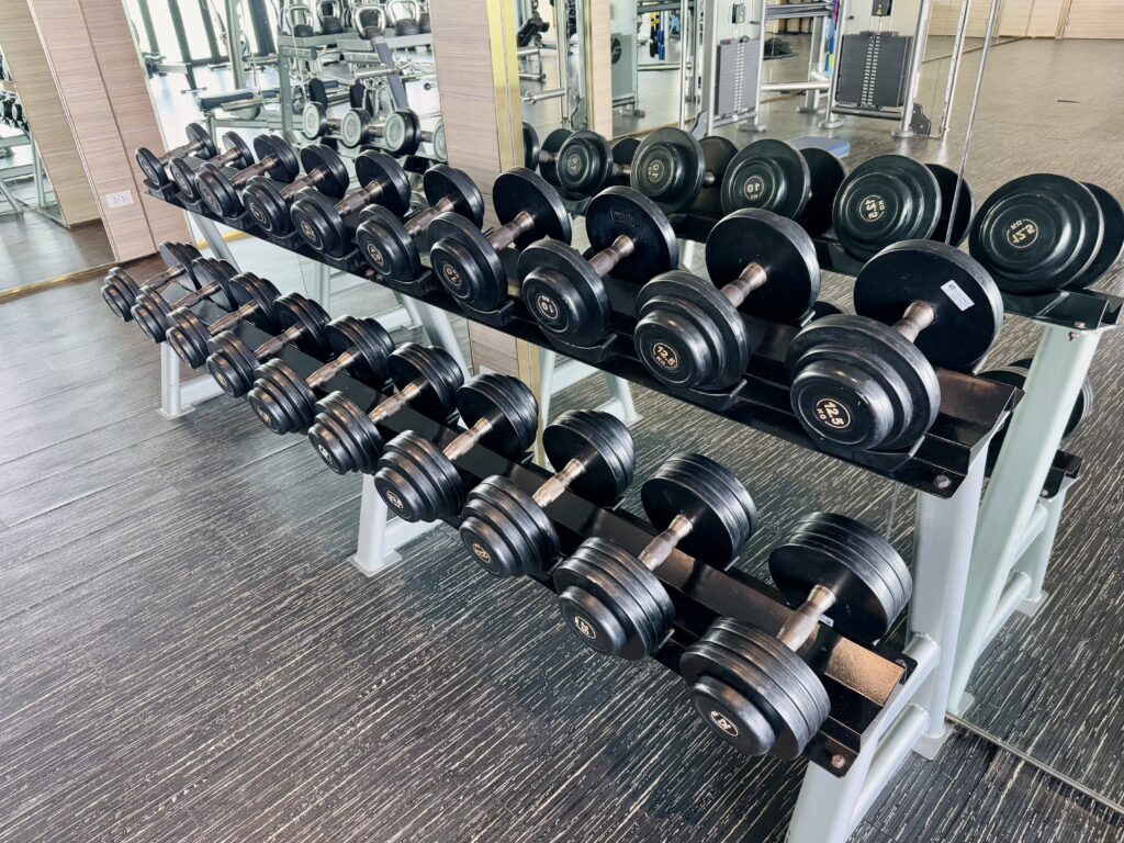 コンラッドコサムイ フィットネスジムのダンベル