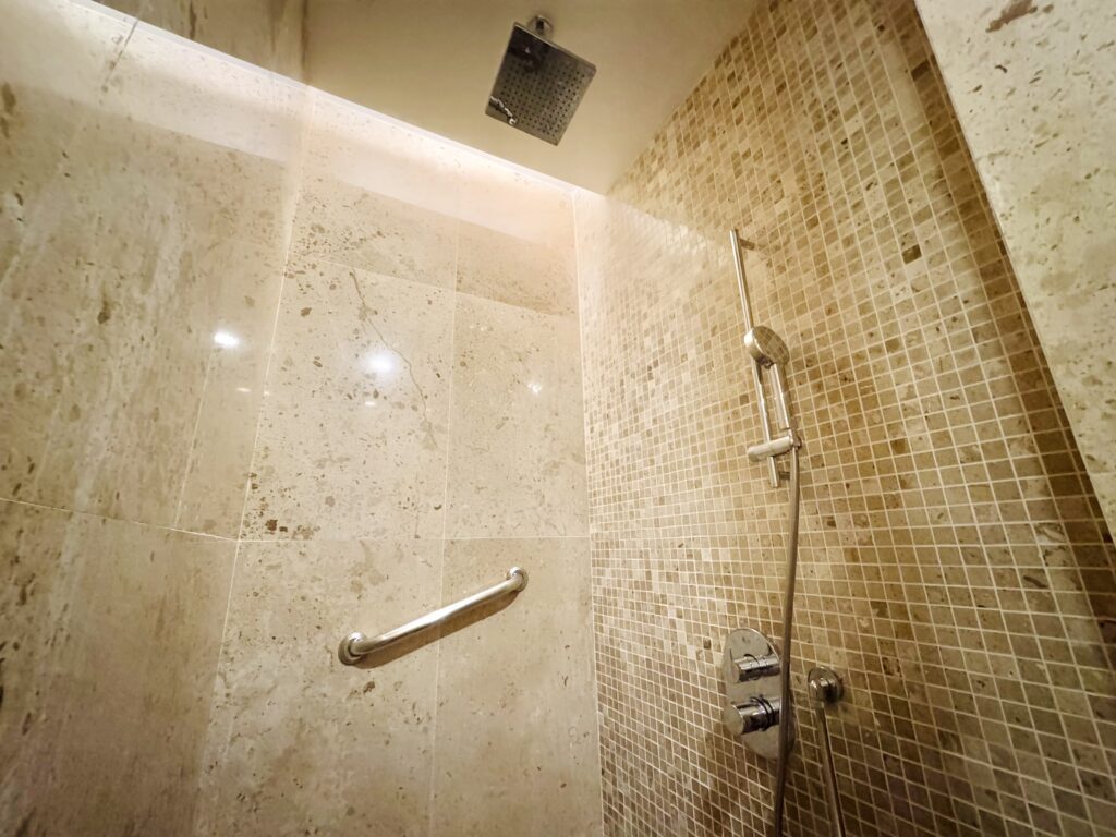 コンラッドコサムイ フィットネスジムのシャワールーム