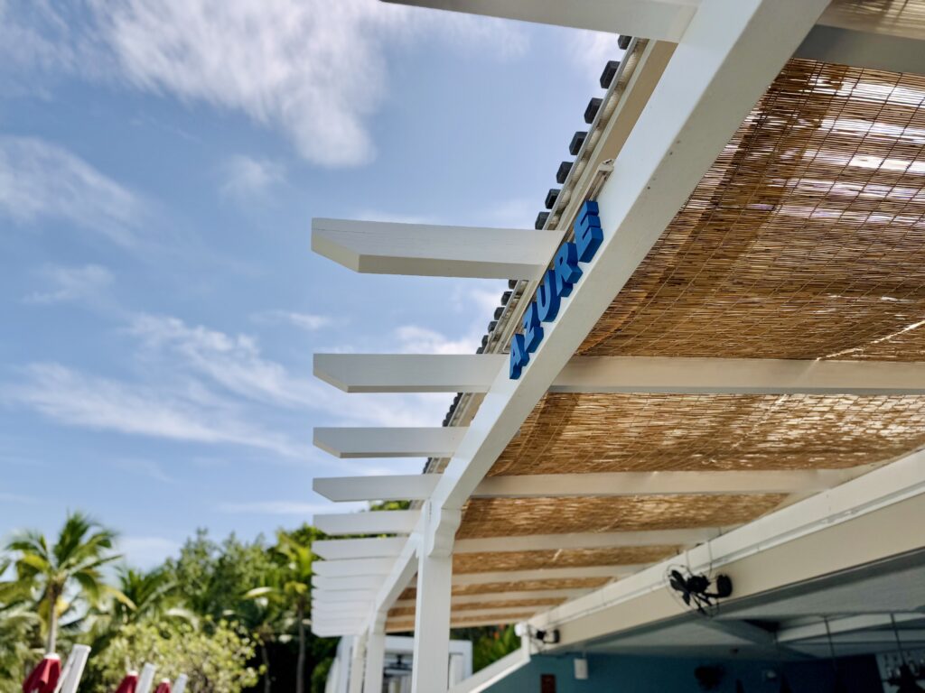 コンラッドコサムイ アズールの看板