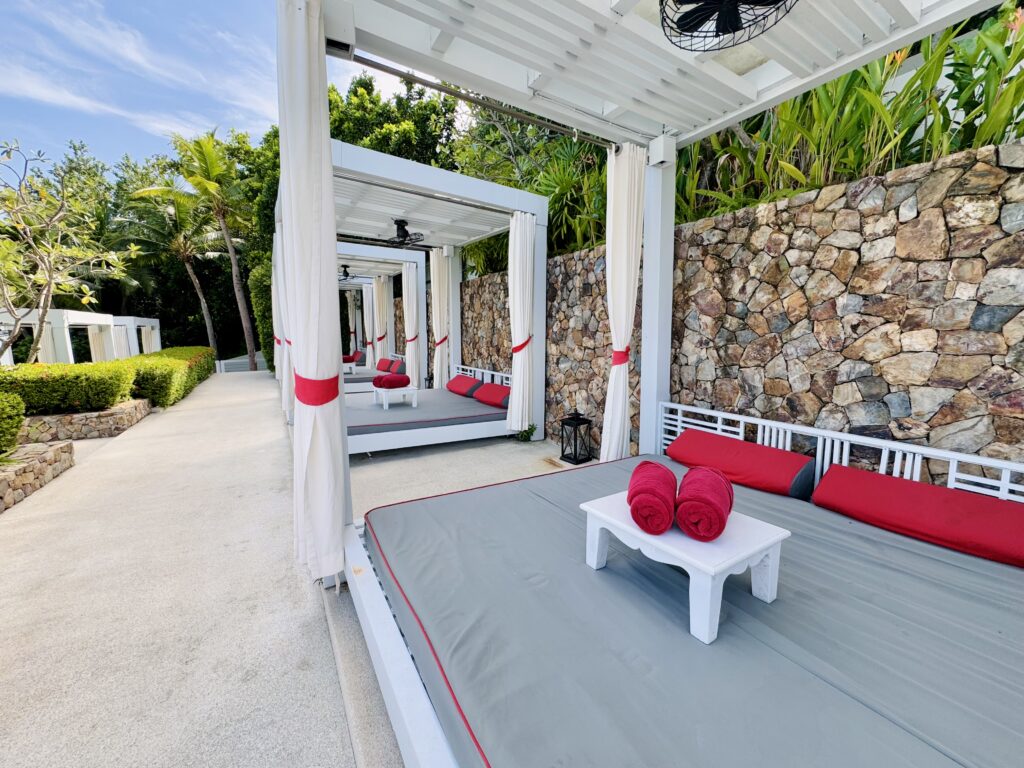 コンラッドコサムイ メインプール横のデイベッド