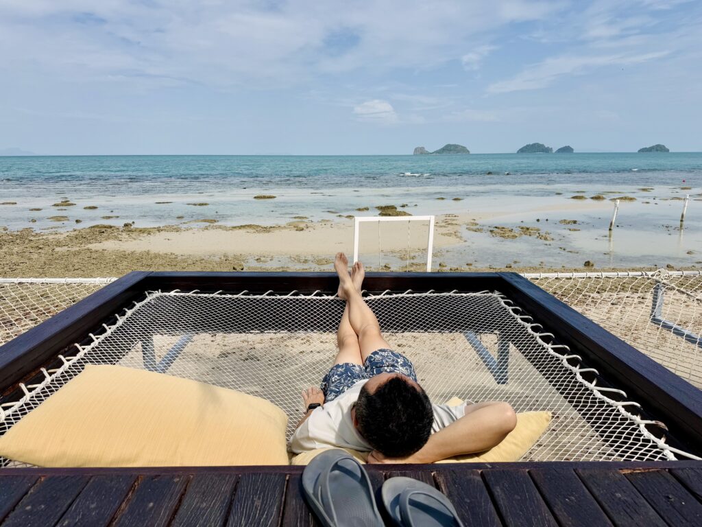 コンラッドコサムイ プライベートビーチ上のハンモックでリラックス