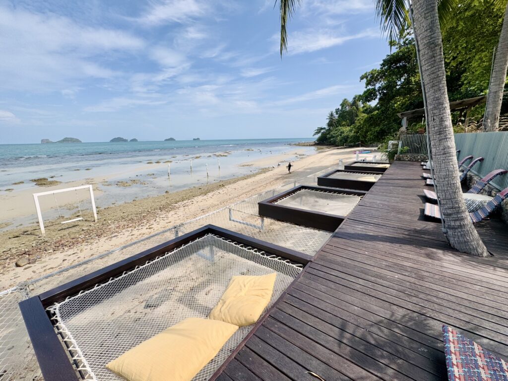 コンラッドコサムイ プライベートビーチ上のハンモック