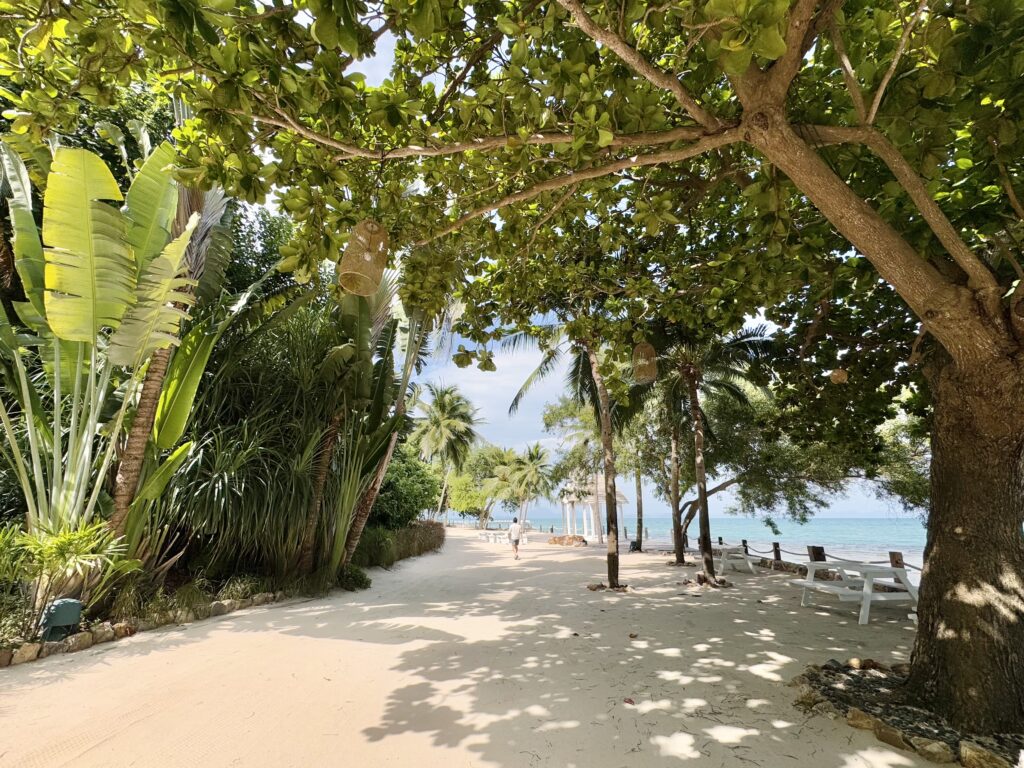 コンラッドコサムイ プライベートビーチをお散歩