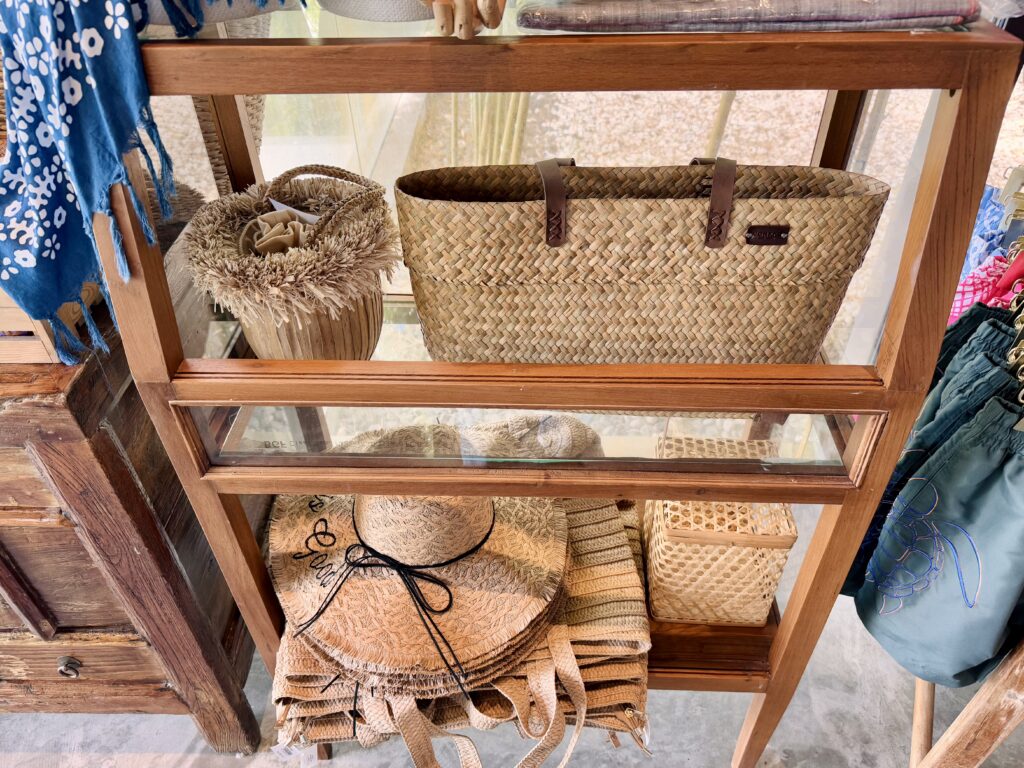 コンラッドコサムイ コンラッド・アートギャラリーのカゴバックなど