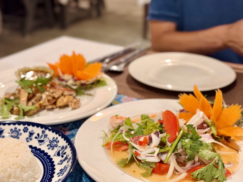 A&B Restaurant ソムタムと炒め物