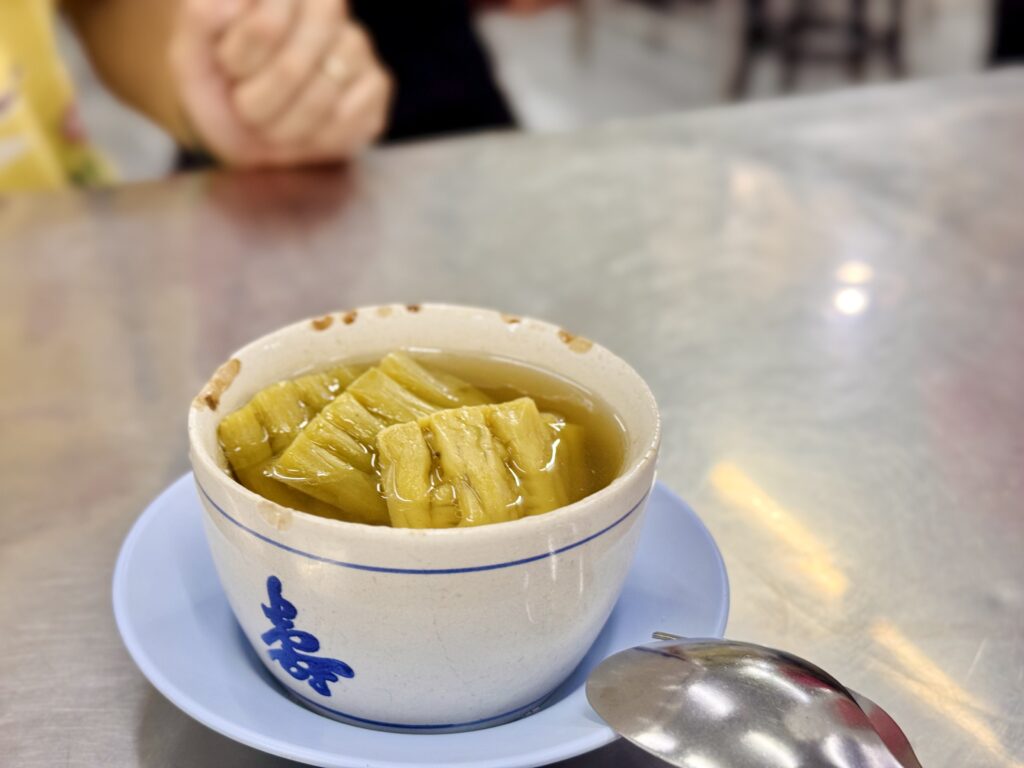 ピンクのカオマンガイ ゴーヤのスープ