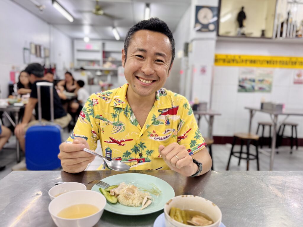 バンコク ピンクのカオマンガイをいただきます