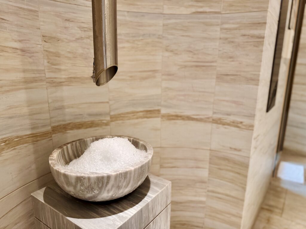 ウォルドーフアストリアバンコク サウナ後のクーリング用クラッシュアイス