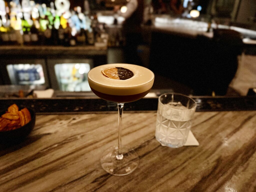 ウォルドーフアストリアバンコク ホテル内のバーにてエスプレッソマティーニ