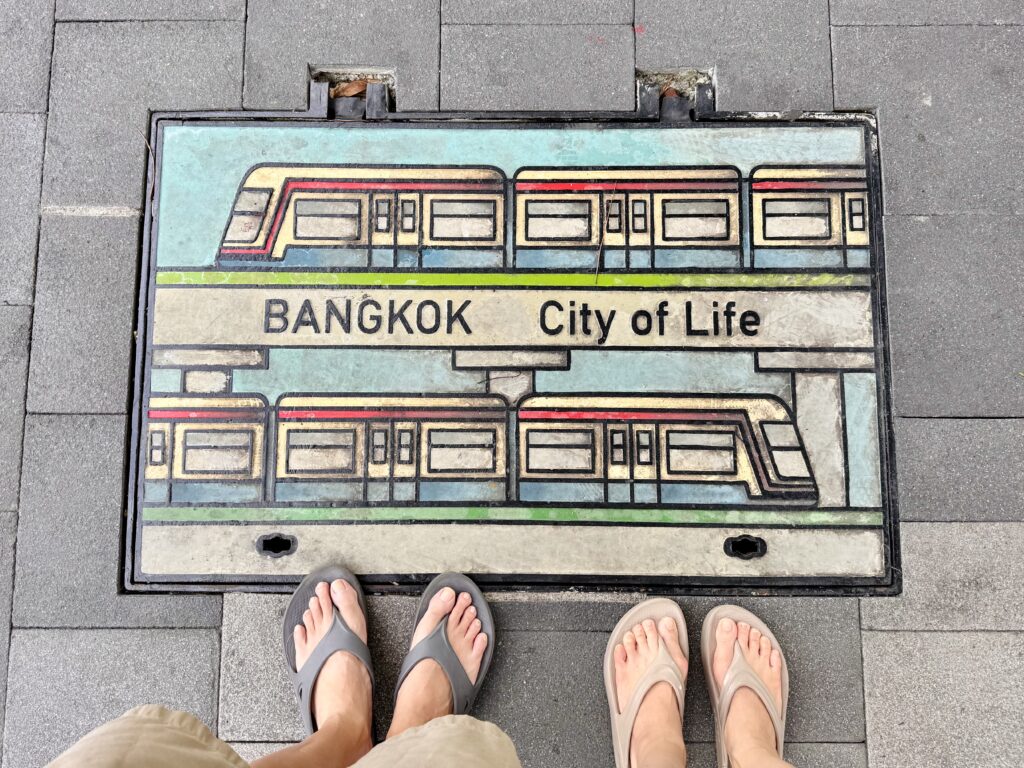 バンコクのマンホールで記念写真