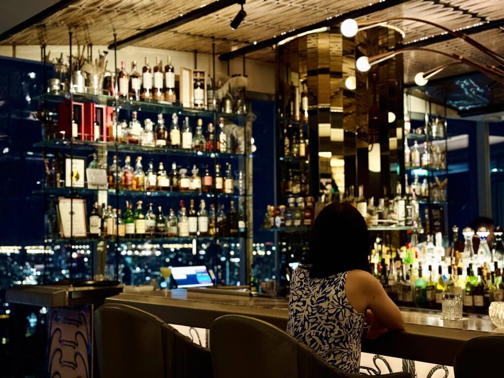 ウォルドーフアストリアバンコク ホテル内のバーにて