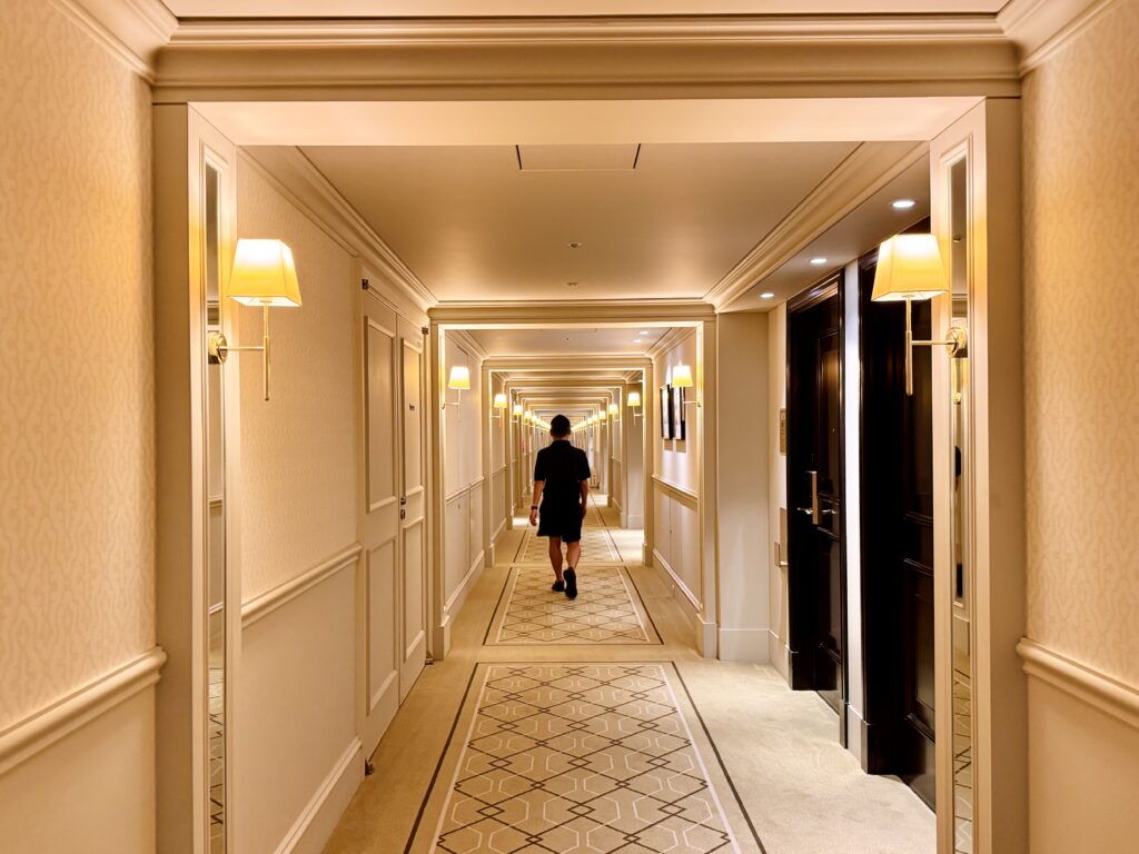 東京ステーションホテル 客室棟の長い廊下