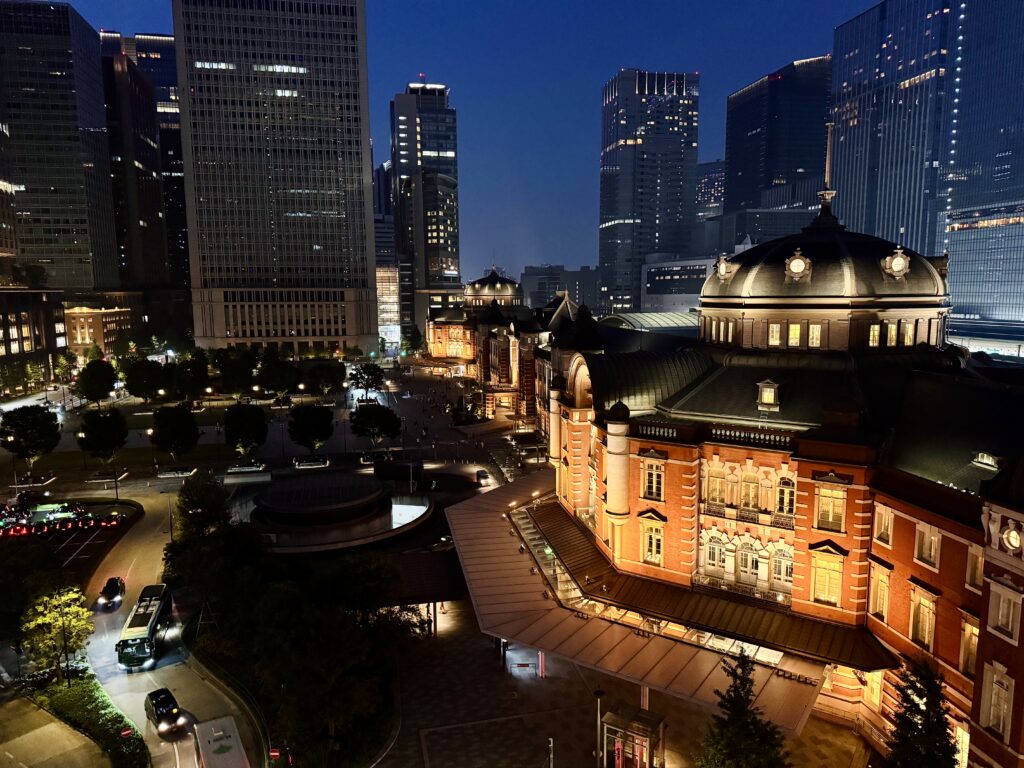 夜の東京駅の様子