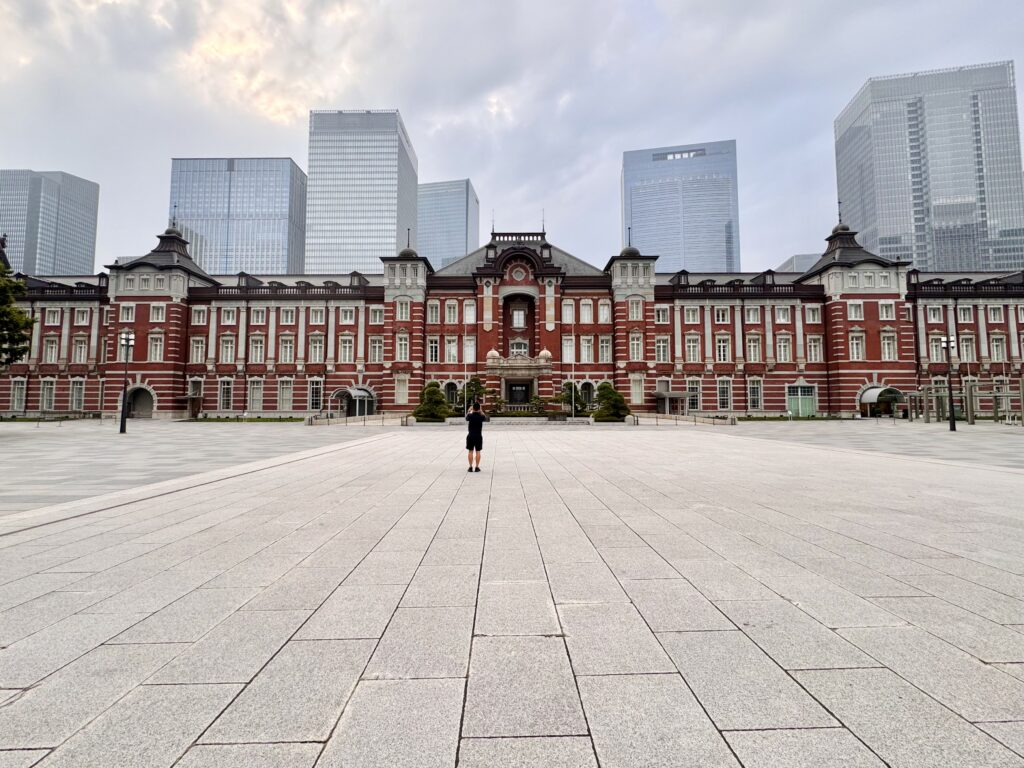 早朝の人がいない東京駅