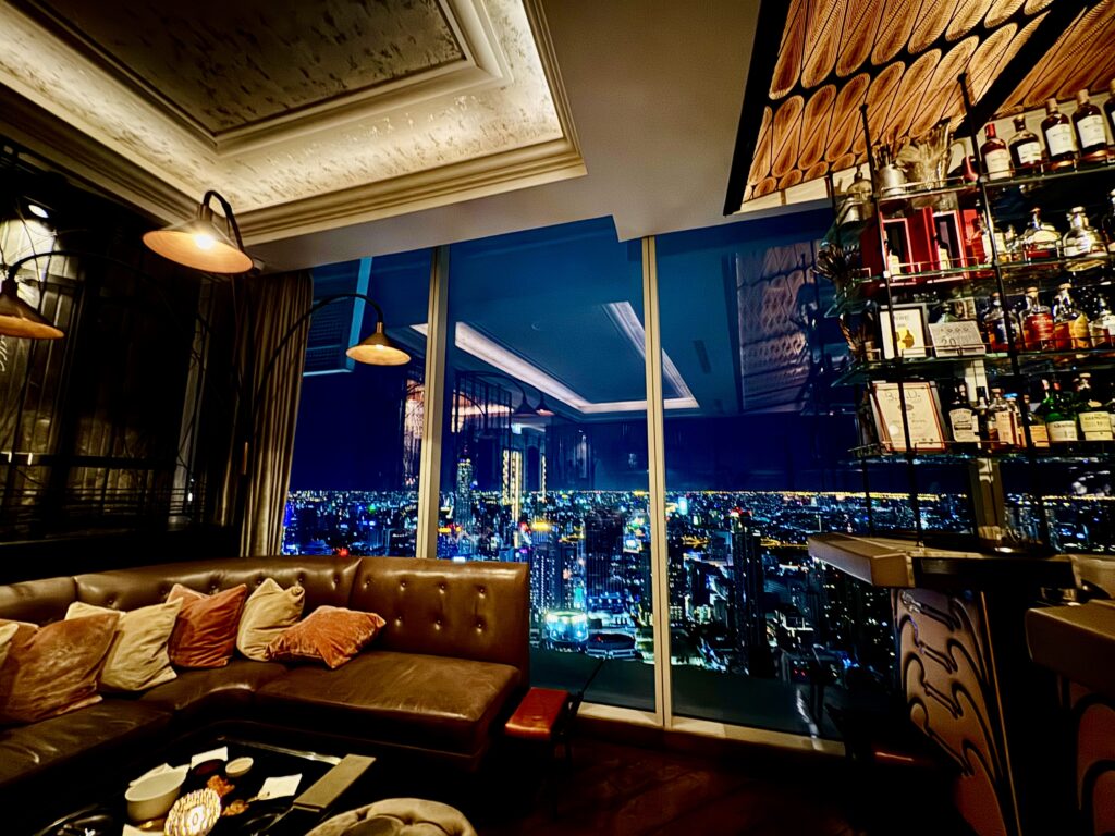 ウォルドーフアストリアバンコク ホテル内のバーからの夜景