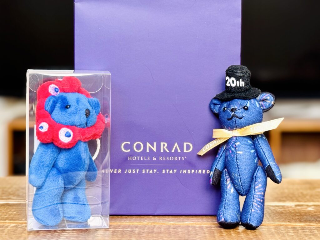 コンラッドベア（コンラッド東京20周年記念ベアとみゃくみゃくコラボベア）