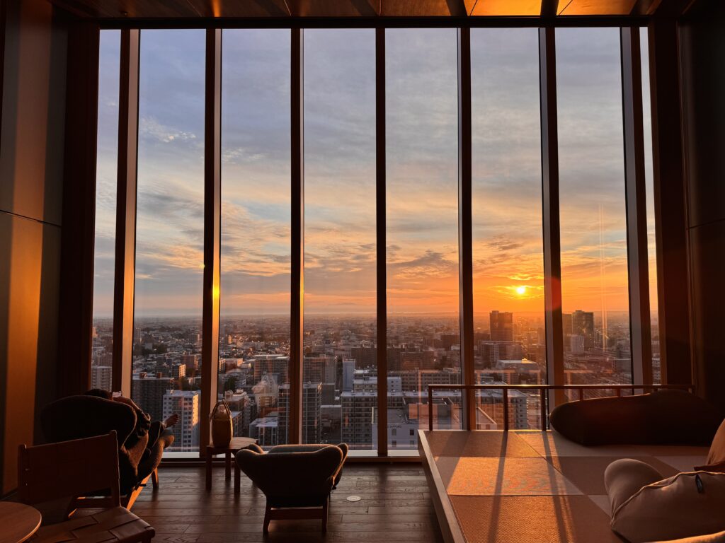 札幌ホテルbyグランベル ラウンジから見た朝日