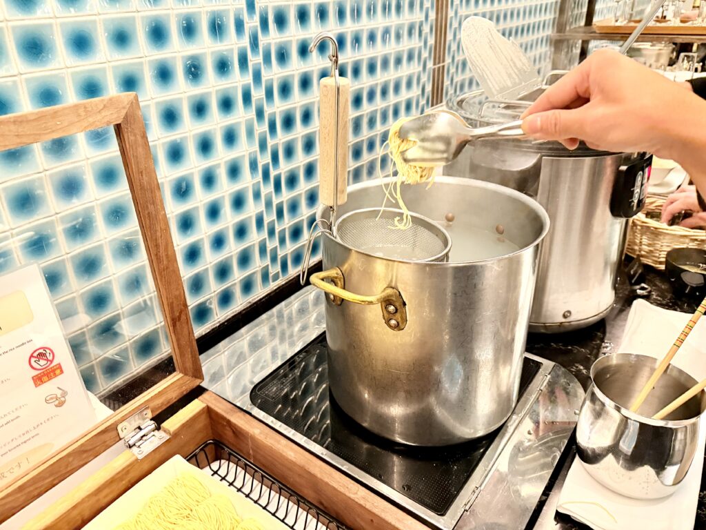 ヒルトン東京お台場 エグゼクティブラウンジ ラーメンをゆでる