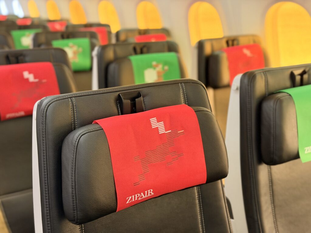 11月ZIPAIRの機内はクリスマスモード
