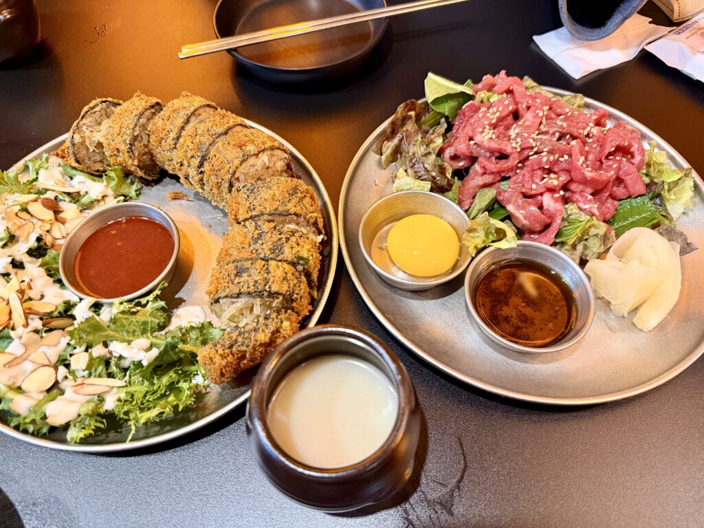 マッコリ専門店ホソンセンジョンのユッケなど