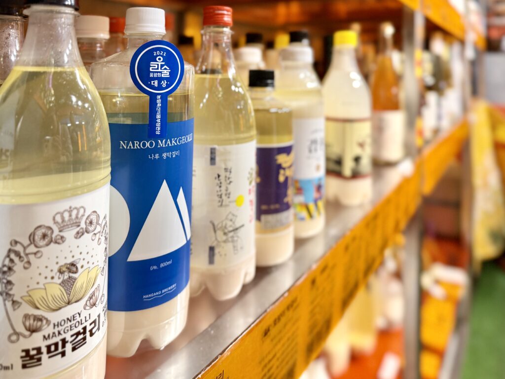 マッコリ専門店ホソンセンジョン マッコリの棚